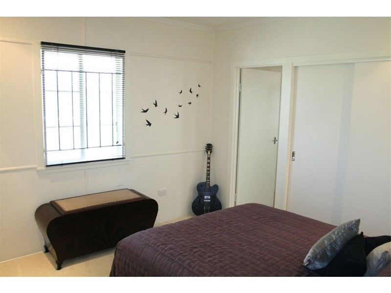 1  Sandon Street, Graceville QLD 4075