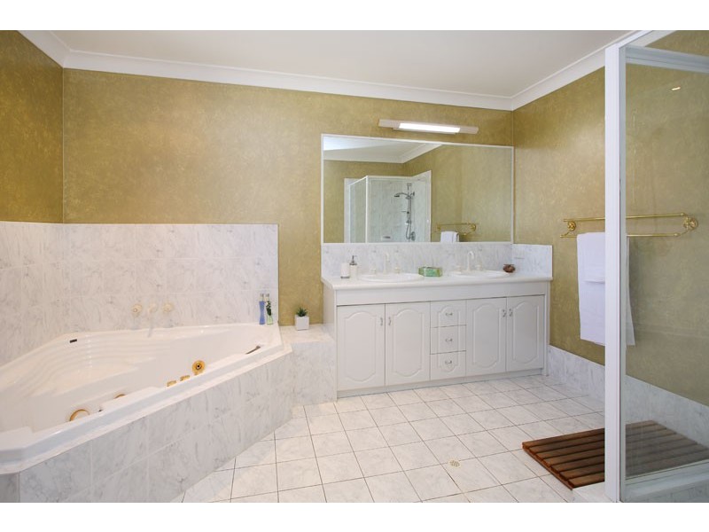 5 Arncliffe Close, Carindale QLD 4152