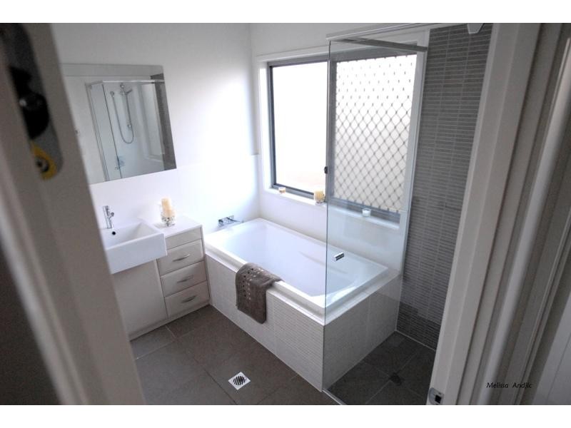 2 Clover Hill Court, Calamvale QLD 4116