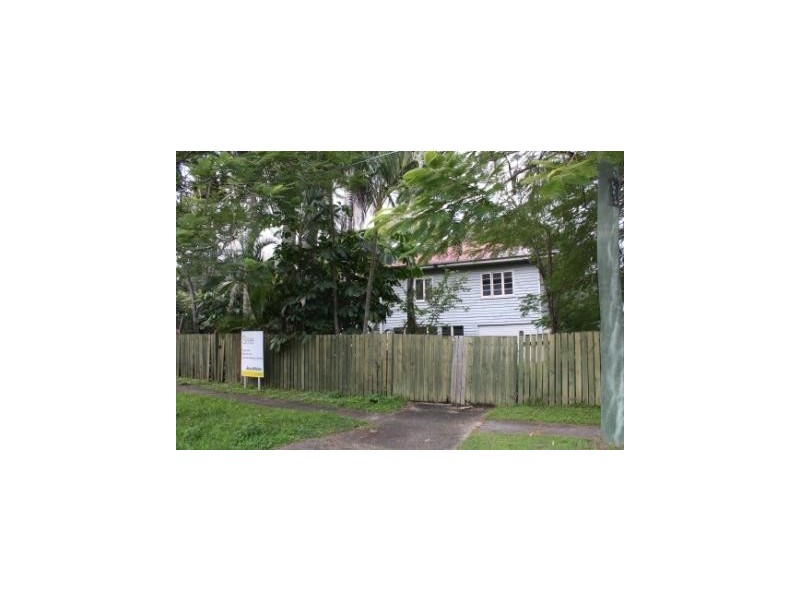 8 William Parade, Fairfield QLD 4103