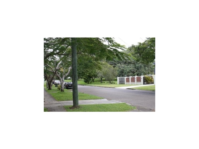 8 William Parade, Fairfield QLD 4103