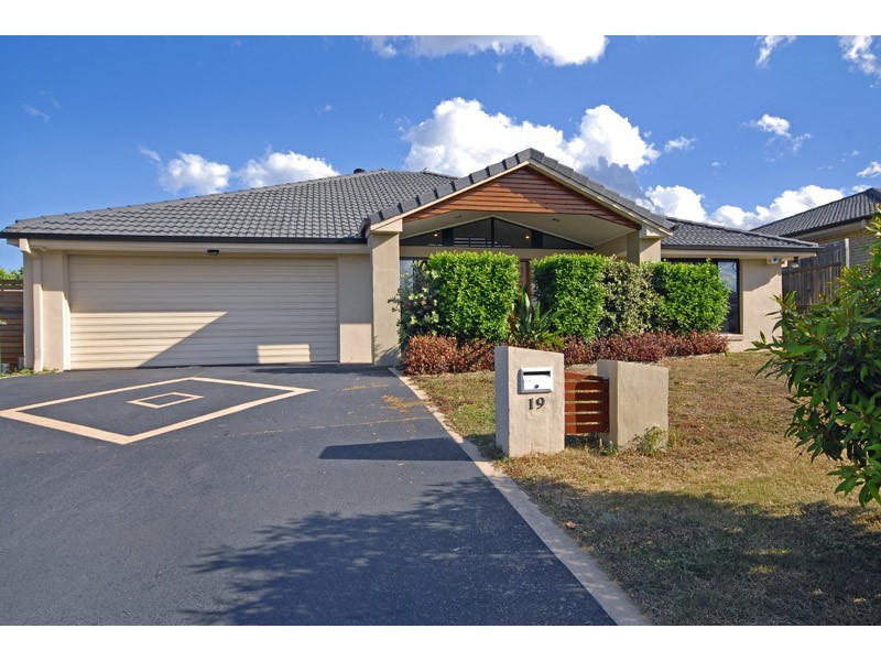 19 Watarrka Drive, Parkinson QLD 4115