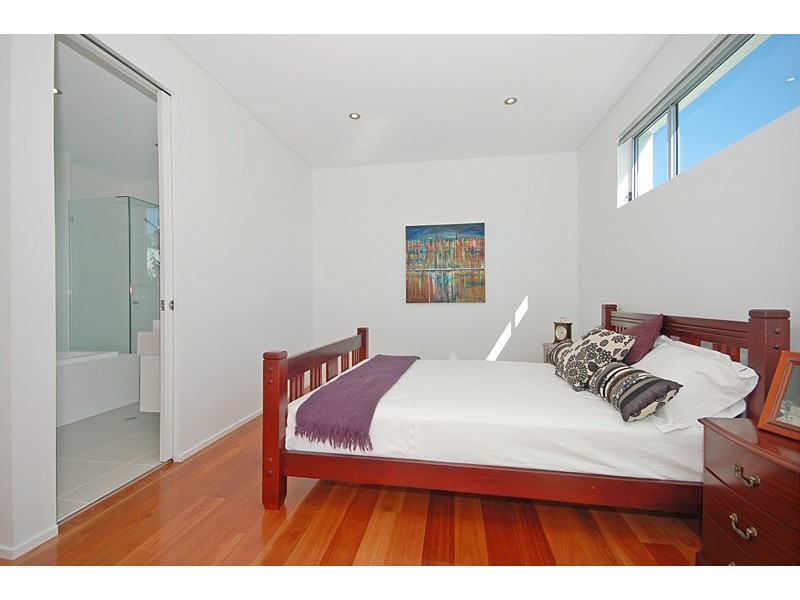 11 Crucis Street, Coorparoo QLD 4151