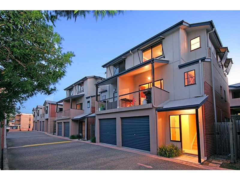 13/11  Cardross Street, Yeerongpilly QLD 4105