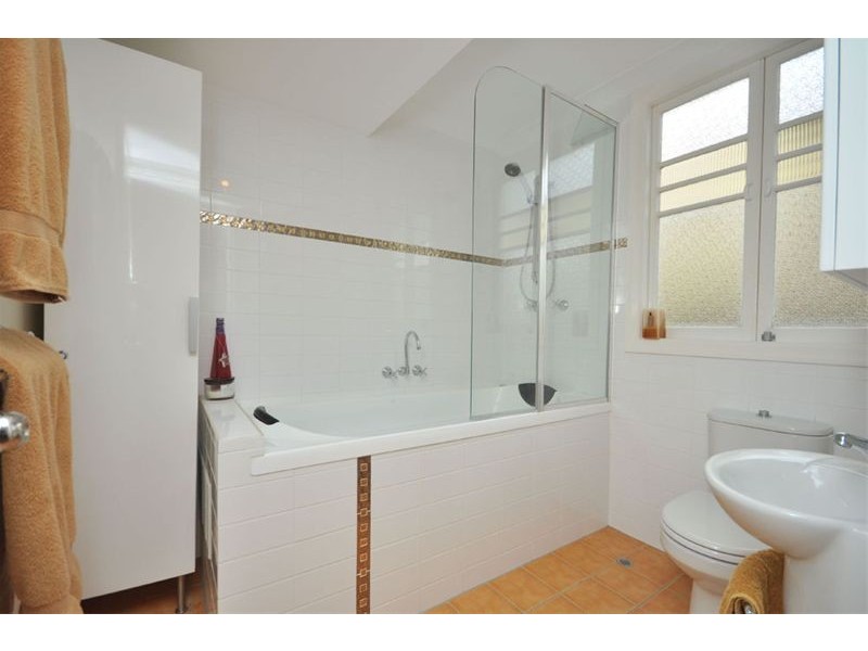 16 Sarah Street, Annerley QLD 4103