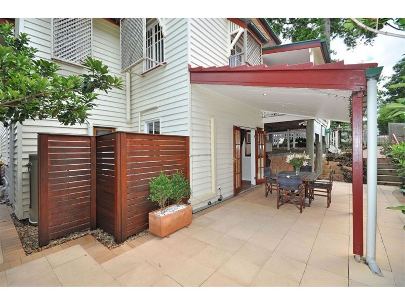 16 Sarah Street, Annerley QLD 4103