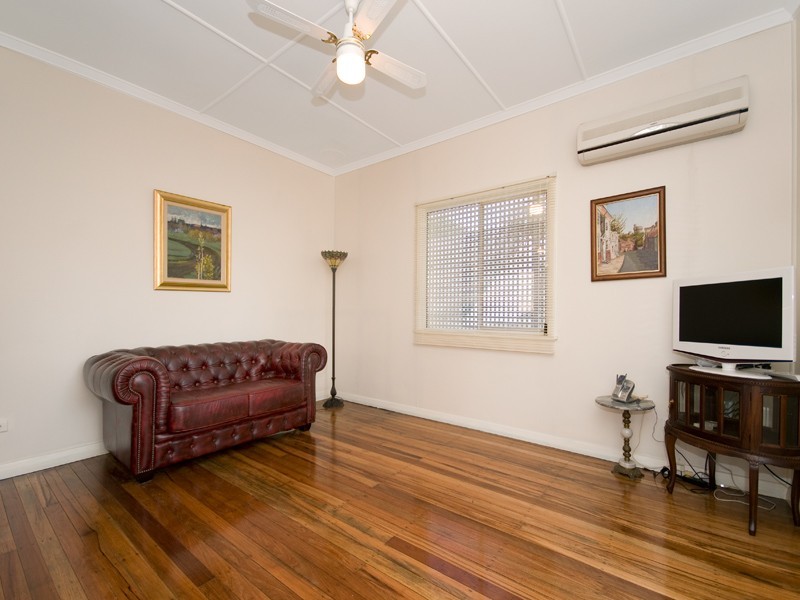 32 Lancelot Street, Tennyson QLD 4105