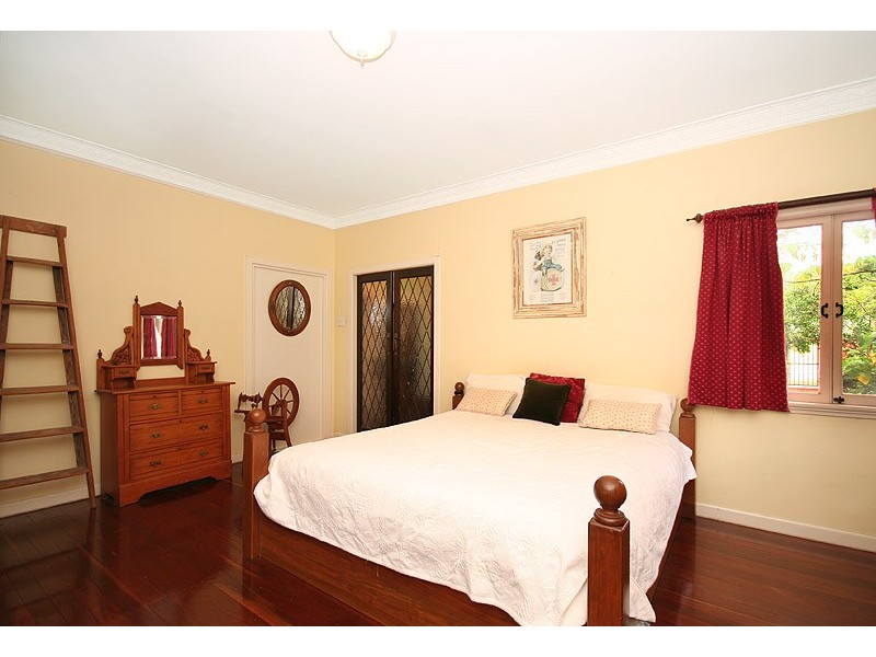 104   Esher Street, Holland Park West QLD 4121