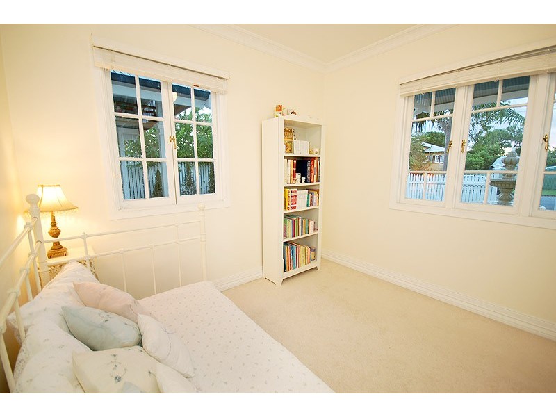 42   Archibald Street, Fairfield QLD 4103