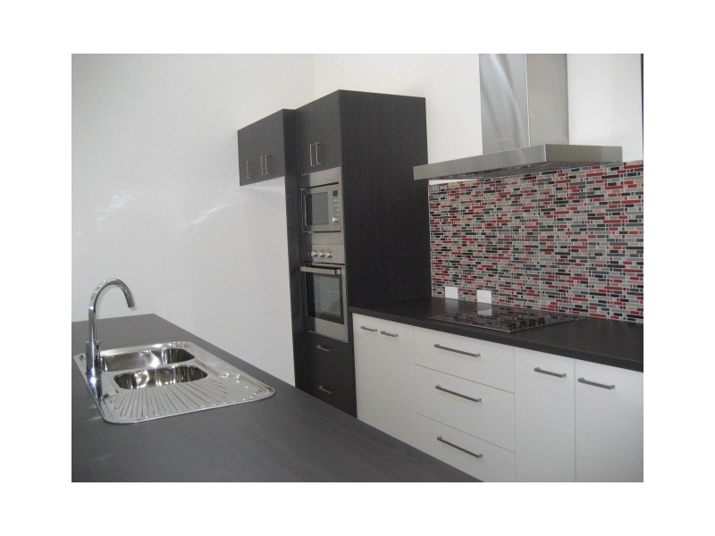 2/1  Birch Place, Greenslopes QLD 4120