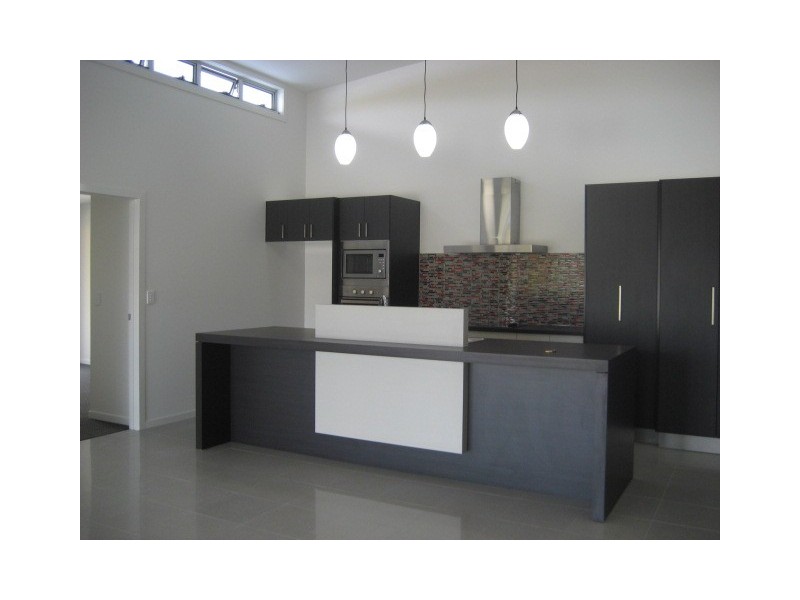 2/1  Birch Place, Greenslopes QLD 4120