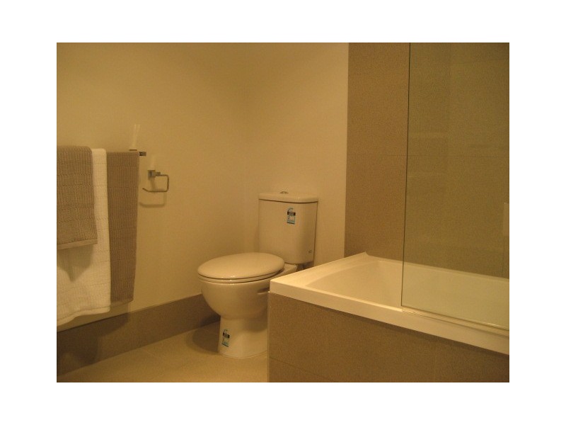 2/1  Birch Place, Greenslopes QLD 4120