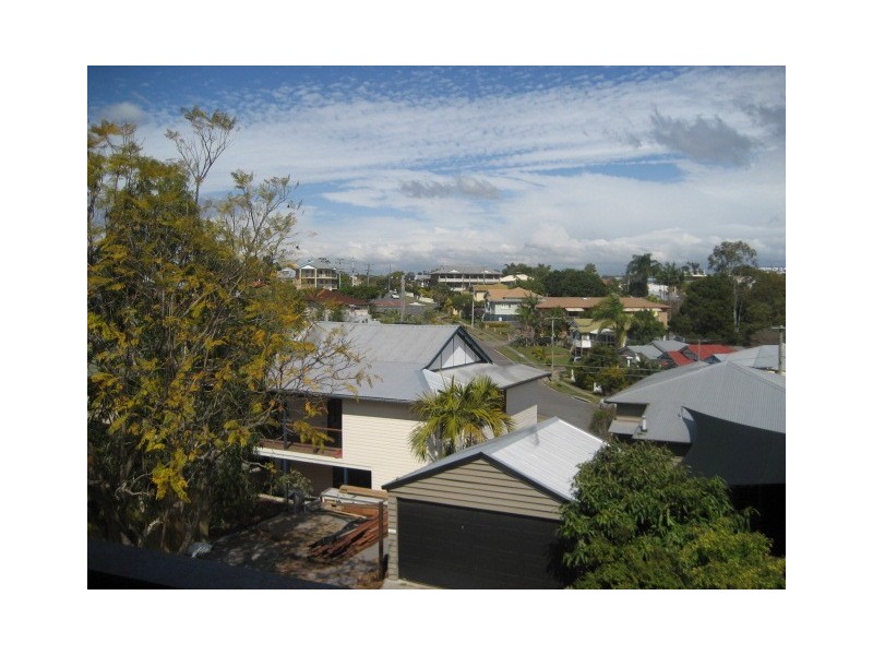 2/1  Birch Place, Greenslopes QLD 4120