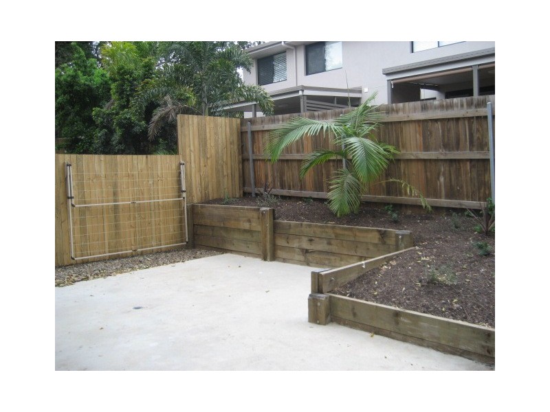 2/16  Broadmere Street, Annerley QLD 4103