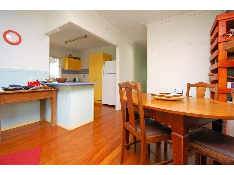 34   Newcastle Street, Fairfield QLD 4103