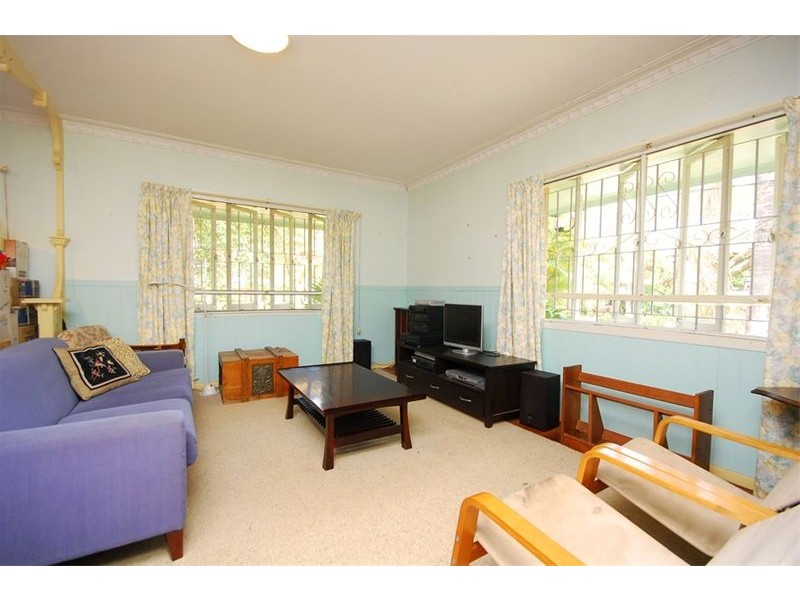 34   Newcastle Street, Fairfield QLD 4103