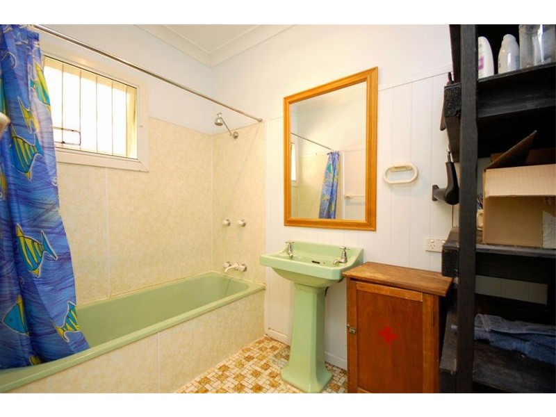 34   Newcastle Street, Fairfield QLD 4103