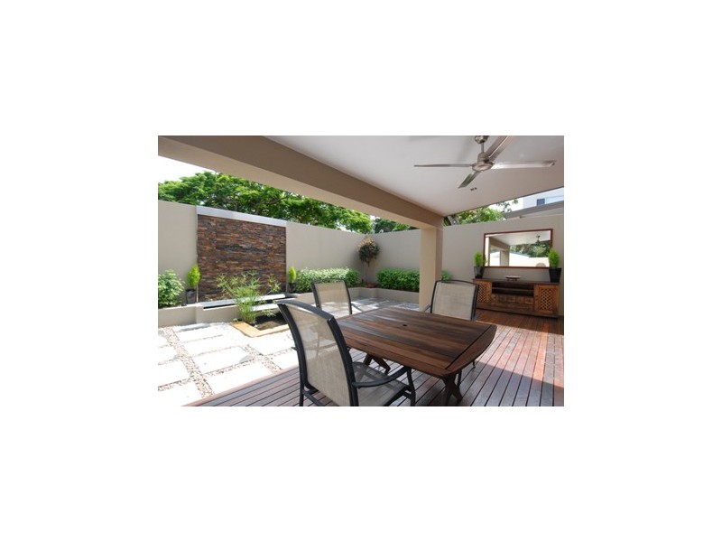 2/133 Falconer Street, Southport QLD 4215