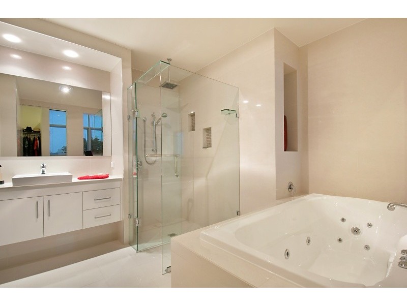 13 Oleander Ave, Biggera Waters QLD 4216