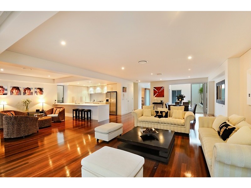 2/17 Marseille Court, Sorrento QLD 4217