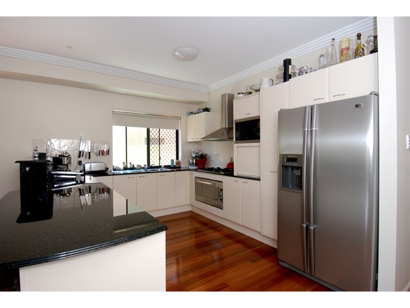 2/16 Chester Terrace, Southport QLD 4215