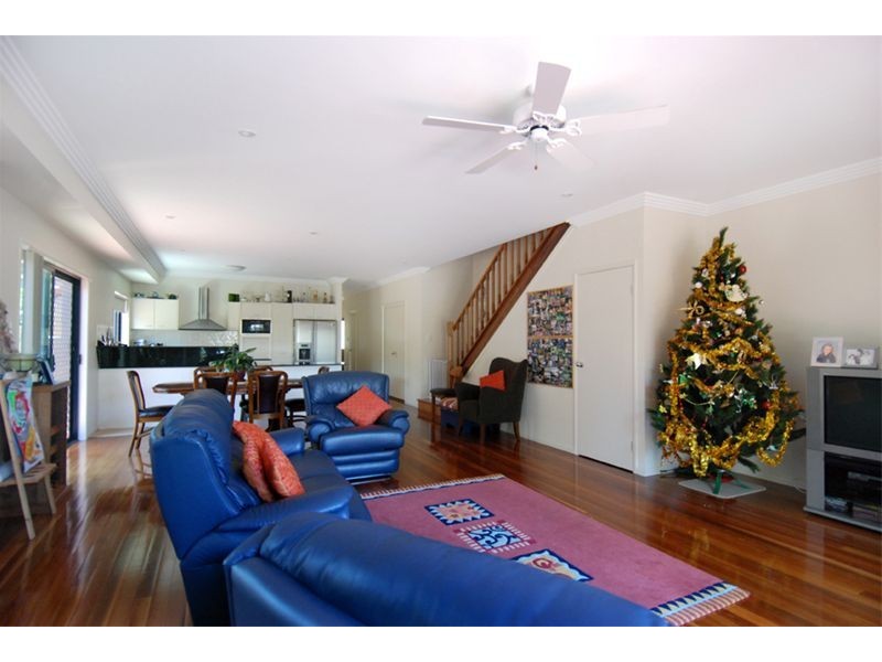 2/16 Chester Terrace, Southport QLD 4215
