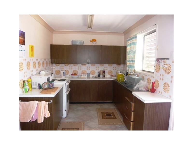 18 Meadow Street, Keppel Sands QLD 4702