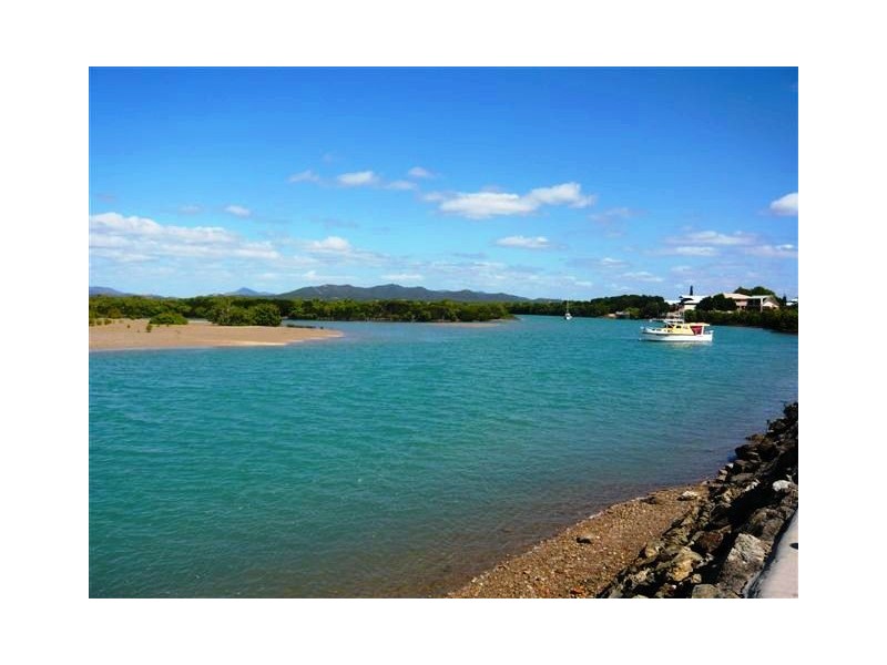 18 Meadow Street, Keppel Sands QLD 4702