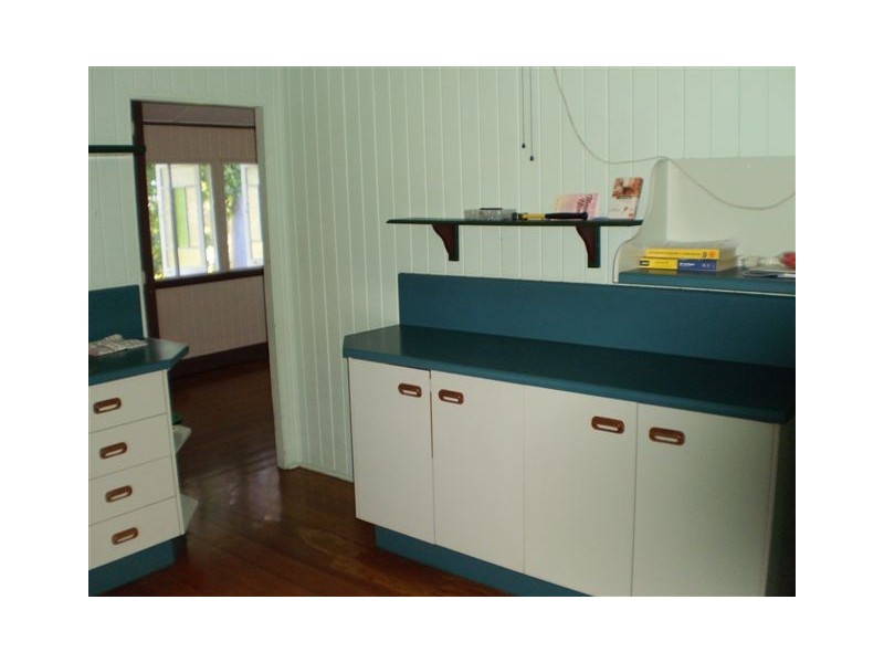 89 Main Street, Park Avenue QLD 4701
