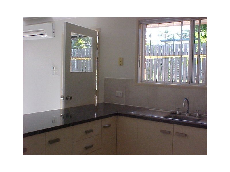 3/4 Private Street, Allenstown QLD 4700