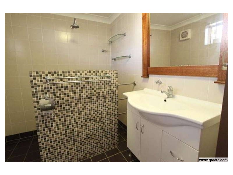 2/40 Brown Street, Berserker QLD 4701