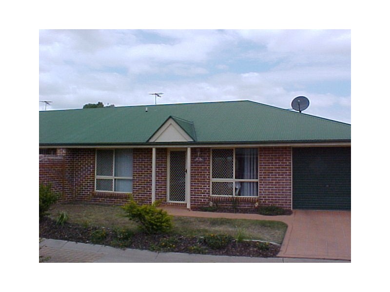 4 93-95 Pennycuick St, Rockhampton QLD 4700