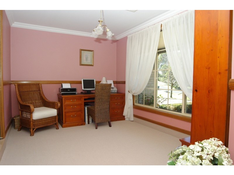 1 Haddin Place, Kirkham NSW 2570