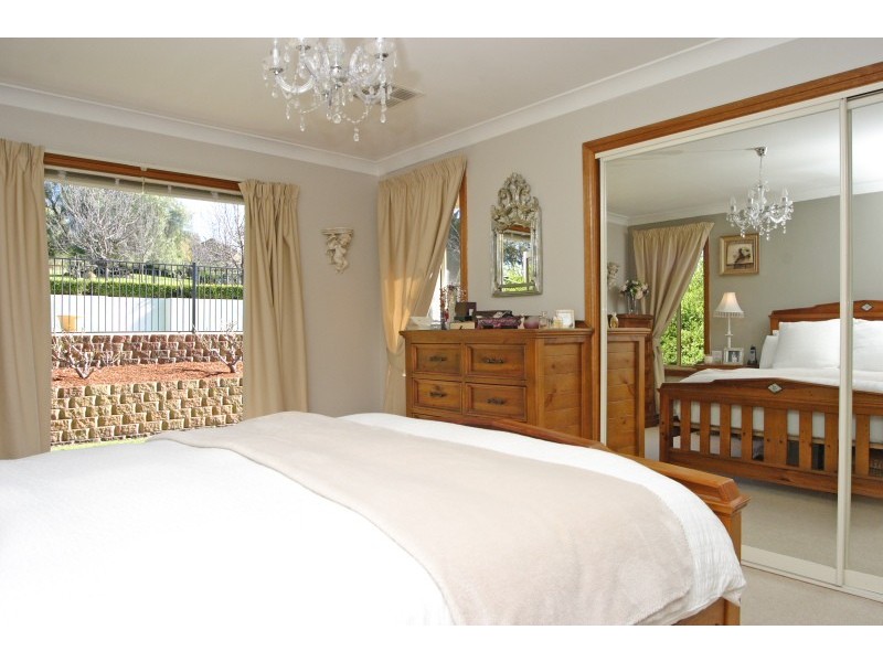 1 Haddin Place, Kirkham NSW 2570