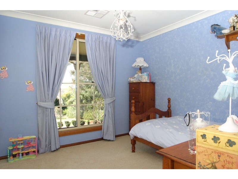 1 Haddin Place, Kirkham NSW 2570