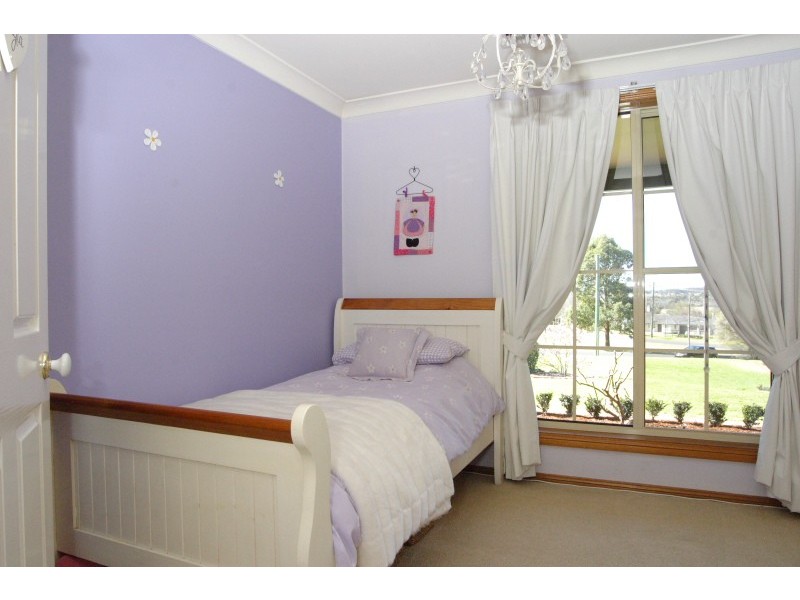 1 Haddin Place, Kirkham NSW 2570