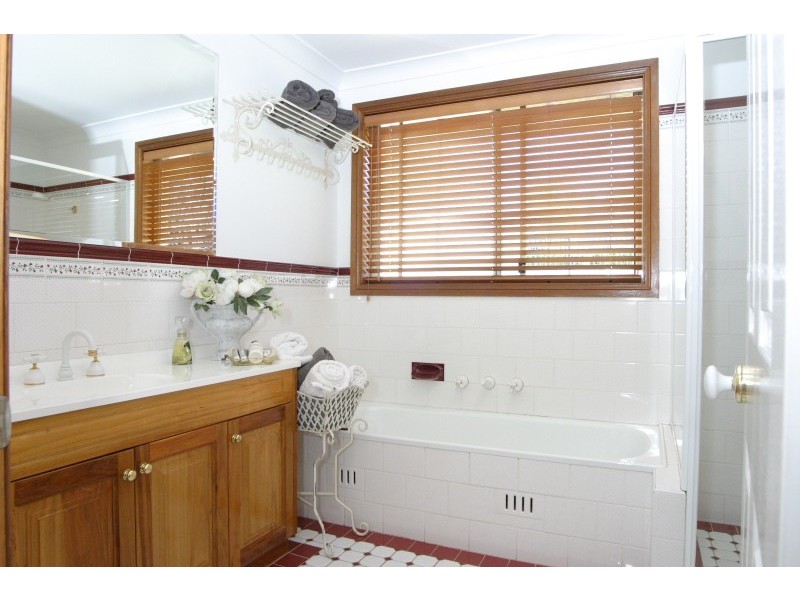 1 Haddin Place, Kirkham NSW 2570