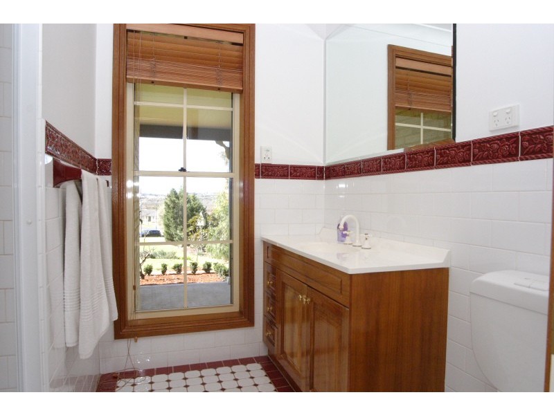 1 Haddin Place, Kirkham NSW 2570