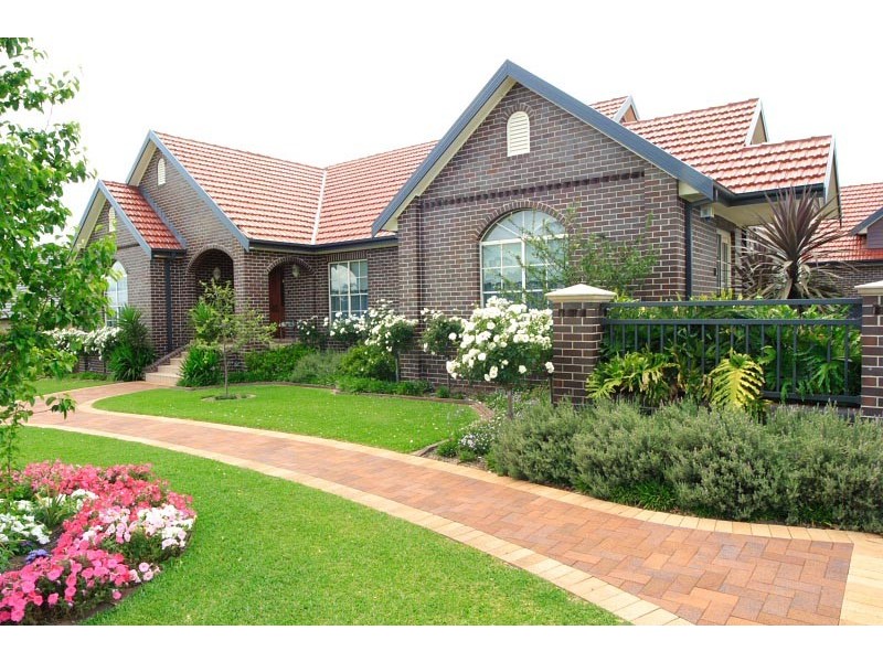 8 Domenics Place, Grasmere NSW 2570