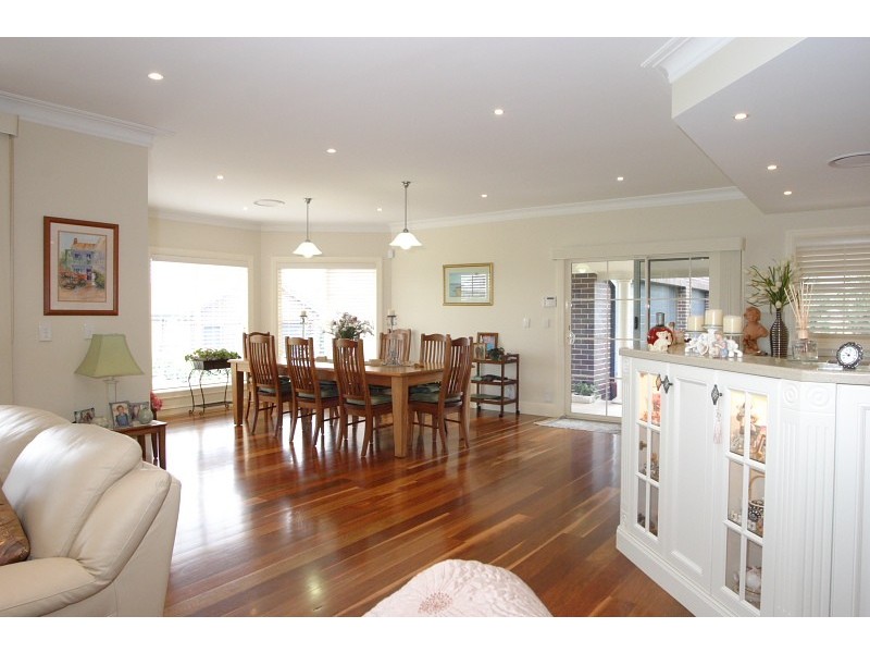 8 Domenics Place, Grasmere NSW 2570