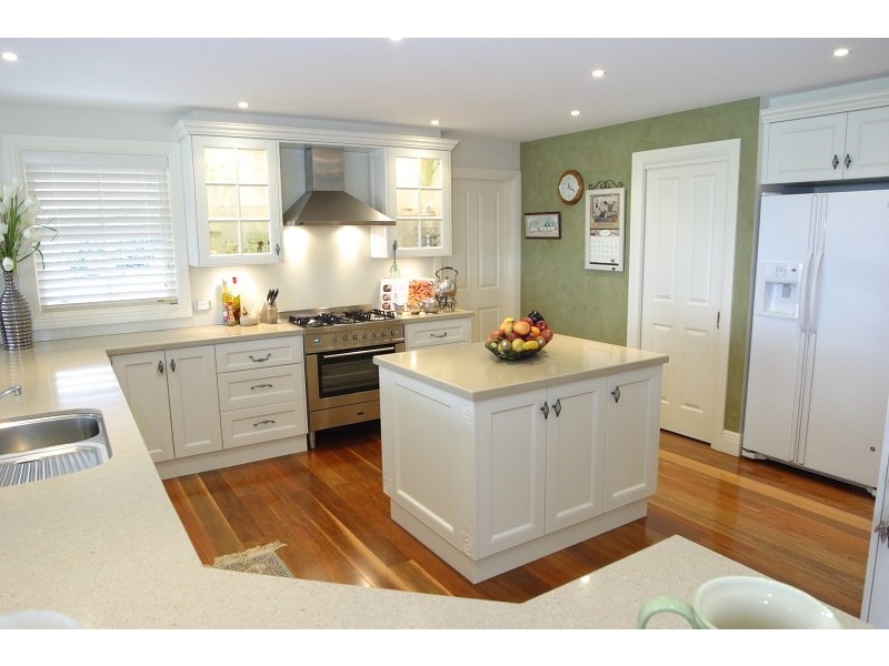 8 Domenics Place, Grasmere NSW 2570