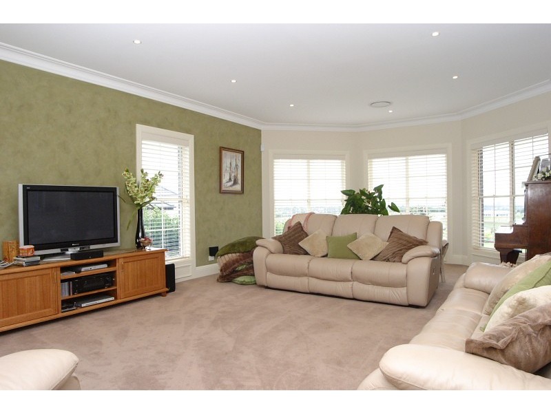 8 Domenics Place, Grasmere NSW 2570