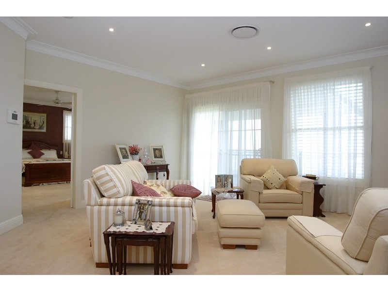 8 Domenics Place, Grasmere NSW 2570