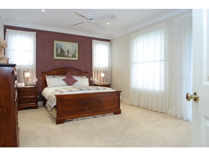 8 Domenics Place, Grasmere NSW 2570