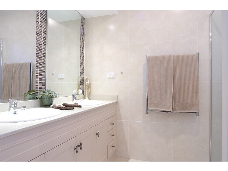 8 Domenics Place, Grasmere NSW 2570