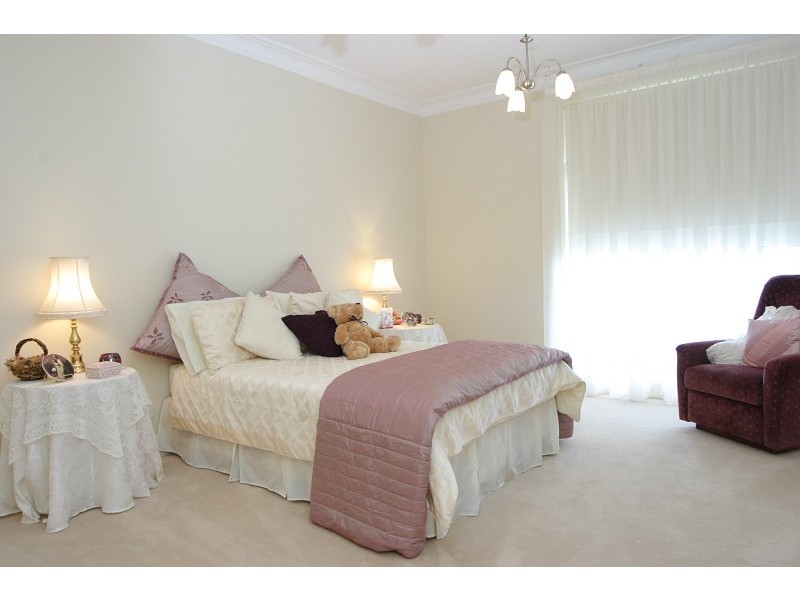 8 Domenics Place, Grasmere NSW 2570