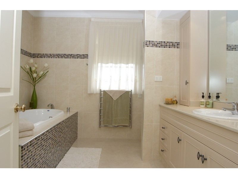 8 Domenics Place, Grasmere NSW 2570