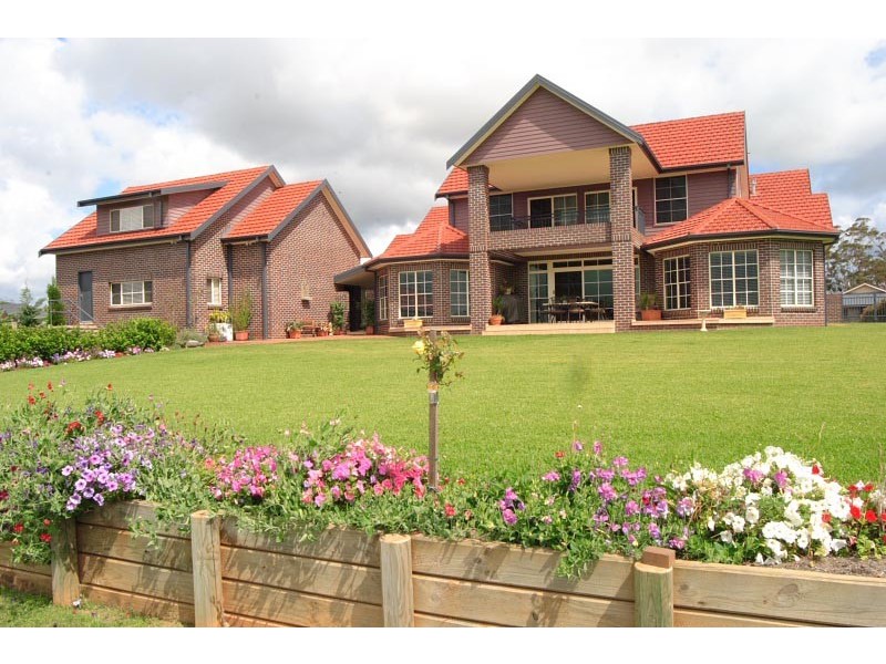 8 Domenics Place, Grasmere NSW 2570