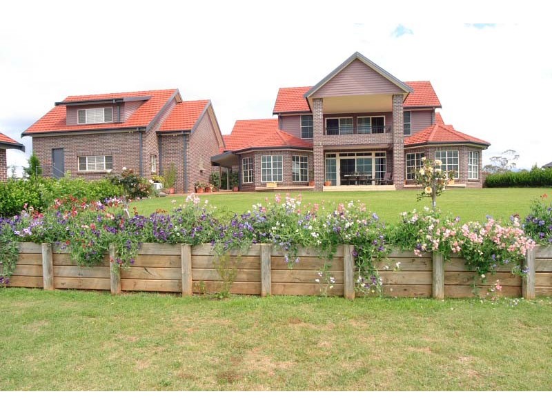 8 Domenics Place, Grasmere NSW 2570