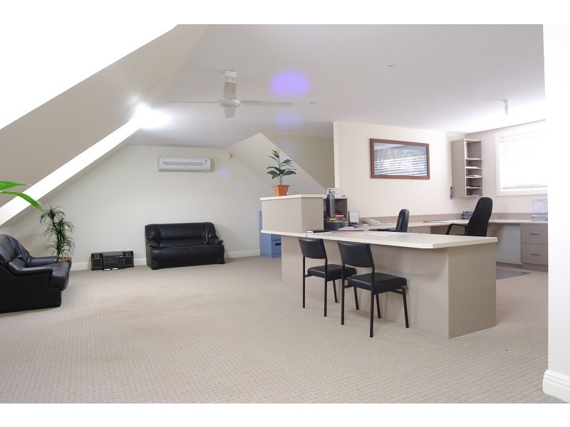 8 Domenics Place, Grasmere NSW 2570